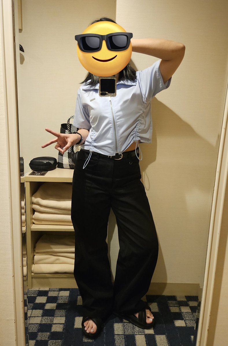 Legal_Drinking's tweet photo. 短丈トップスにアンビクワークパンツにごつサンダル、足長く見えて神なんだけど背景がどう足掻いても盛れない https://t.co/gFnMU05q64