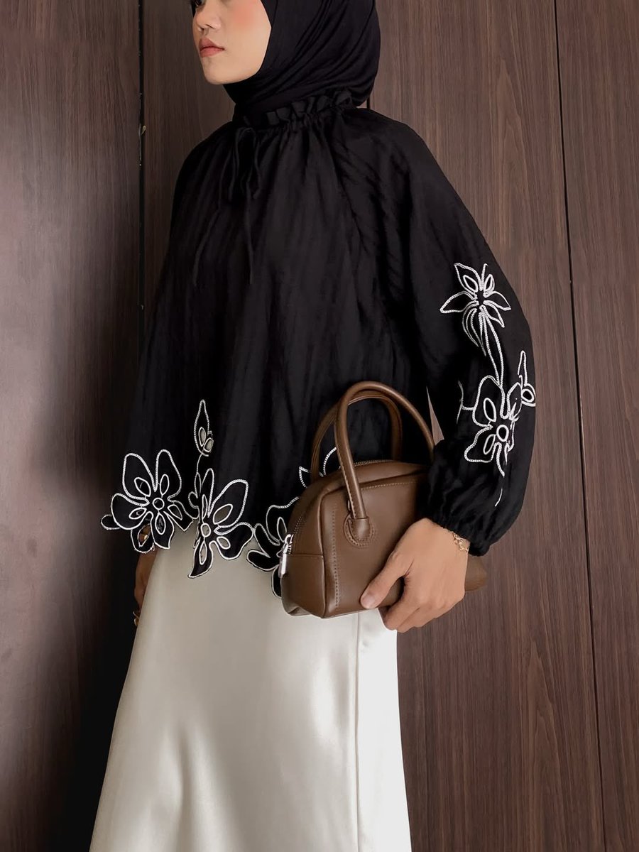 uridreamsweet's tweet photo. KALIAN HARUS PUNYA BLOUSE CANTIK INI‼️✨

baru aja nemuin blouse secantik ini, detail bunganya keliatan manis dan anggun pas dipake. bisa banget buat casual or semi formal🥹 https://t.co/PtuDnbpbUt