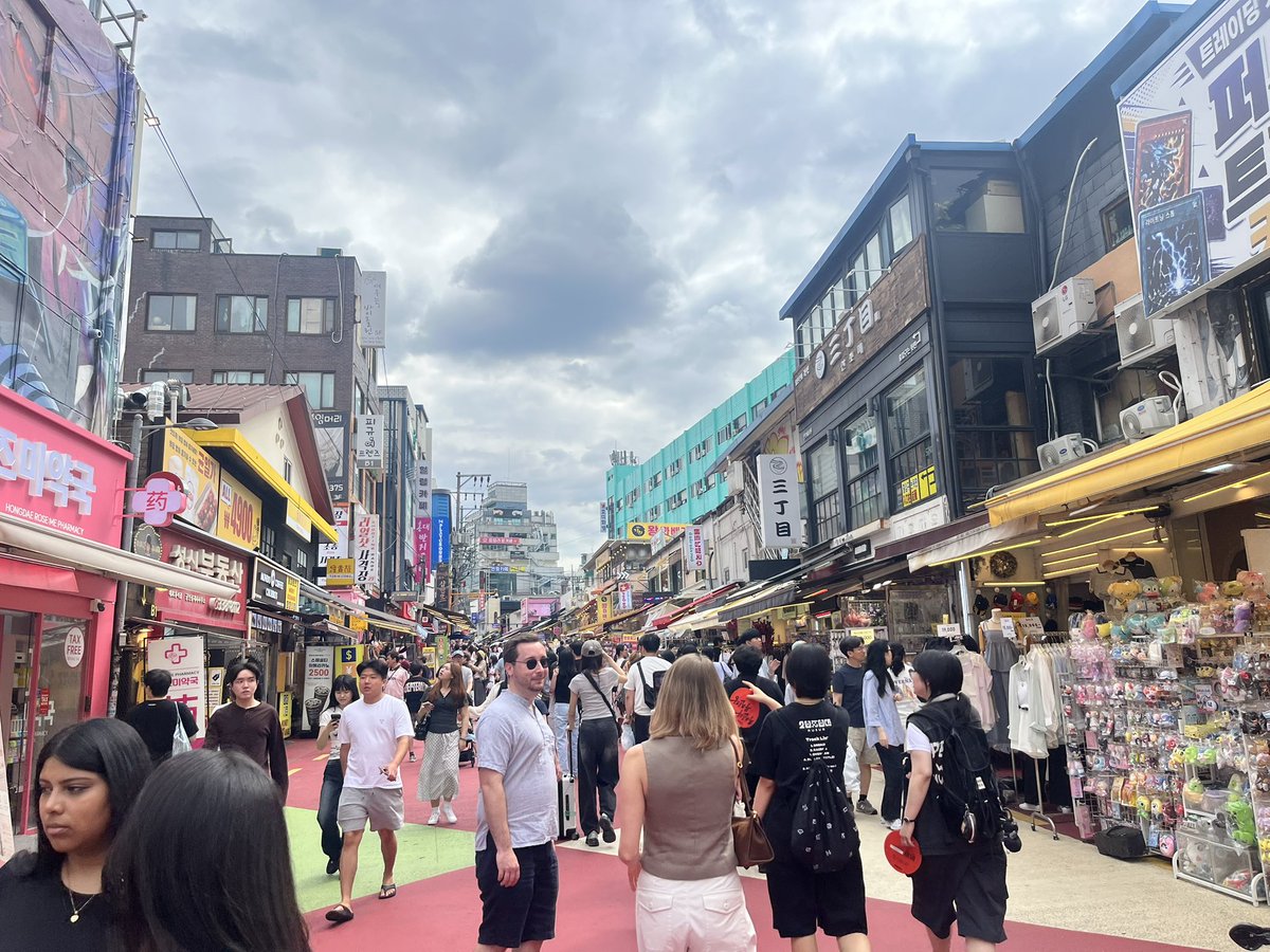 Yo320's tweet photo. ソウルの弘大に来ている。ここは若い人の多いところだね。 https://t.co/LWdULcFDhB