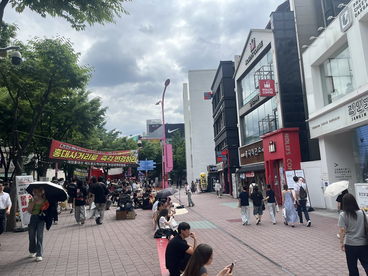 Yo320's tweet photo. ソウルの弘大に来ている。ここは若い人の多いところだね。 https://t.co/LWdULcFDhB