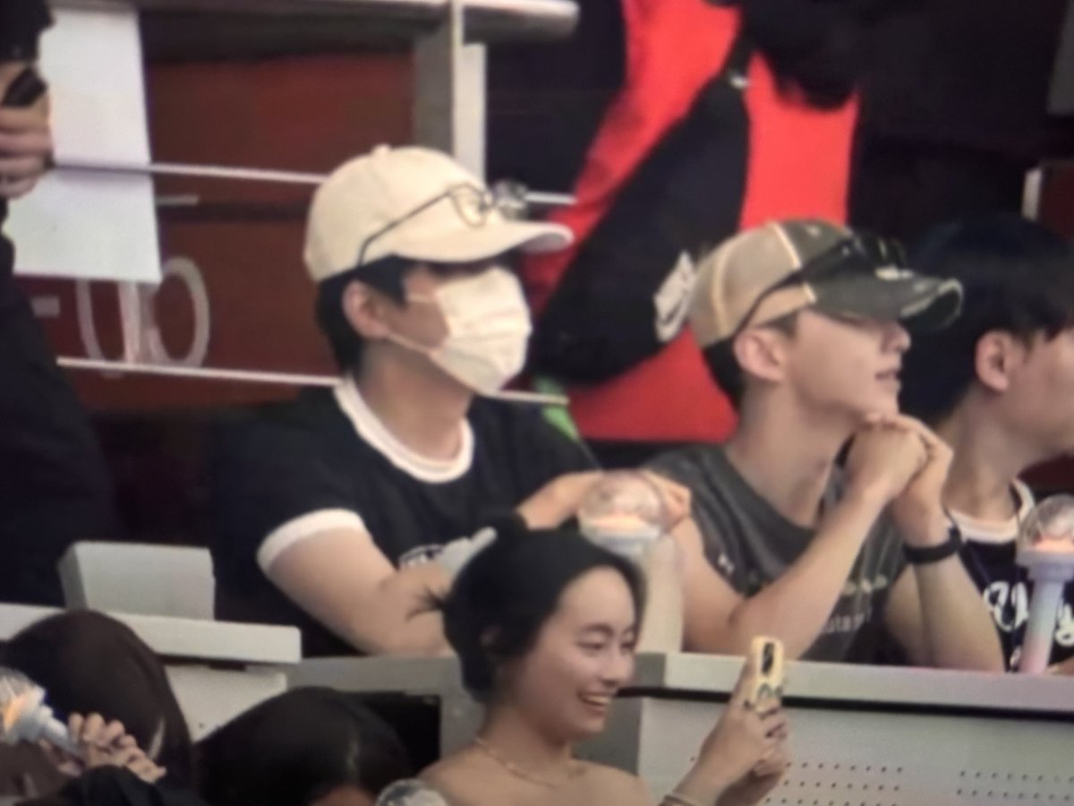 snwuzip's tweet photo. SOONWOO IS SEATED TOGETHER https://t.co/pSai0Q7NQY