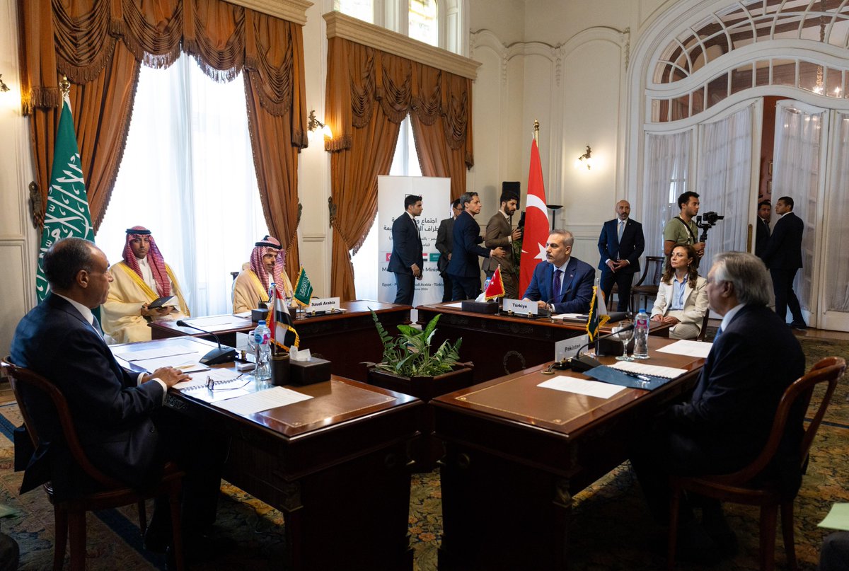MFATurkiye's tweet photo. Minister of Foreign Affairs @HakanFidan participated in the Fourth Foreign Ministers’ Meeting of Türkiye-Egypt-Pakistan-Saudi Arabia, in Cairo. https://t.co/aRT51NuP8Q