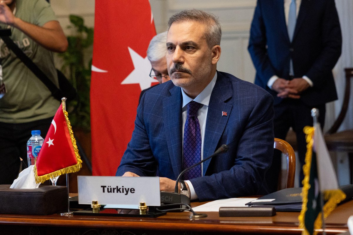 MFATurkiye's tweet photo. Minister of Foreign Affairs @HakanFidan participated in the Fourth Foreign Ministers’ Meeting of Türkiye-Egypt-Pakistan-Saudi Arabia, in Cairo. https://t.co/aRT51NuP8Q