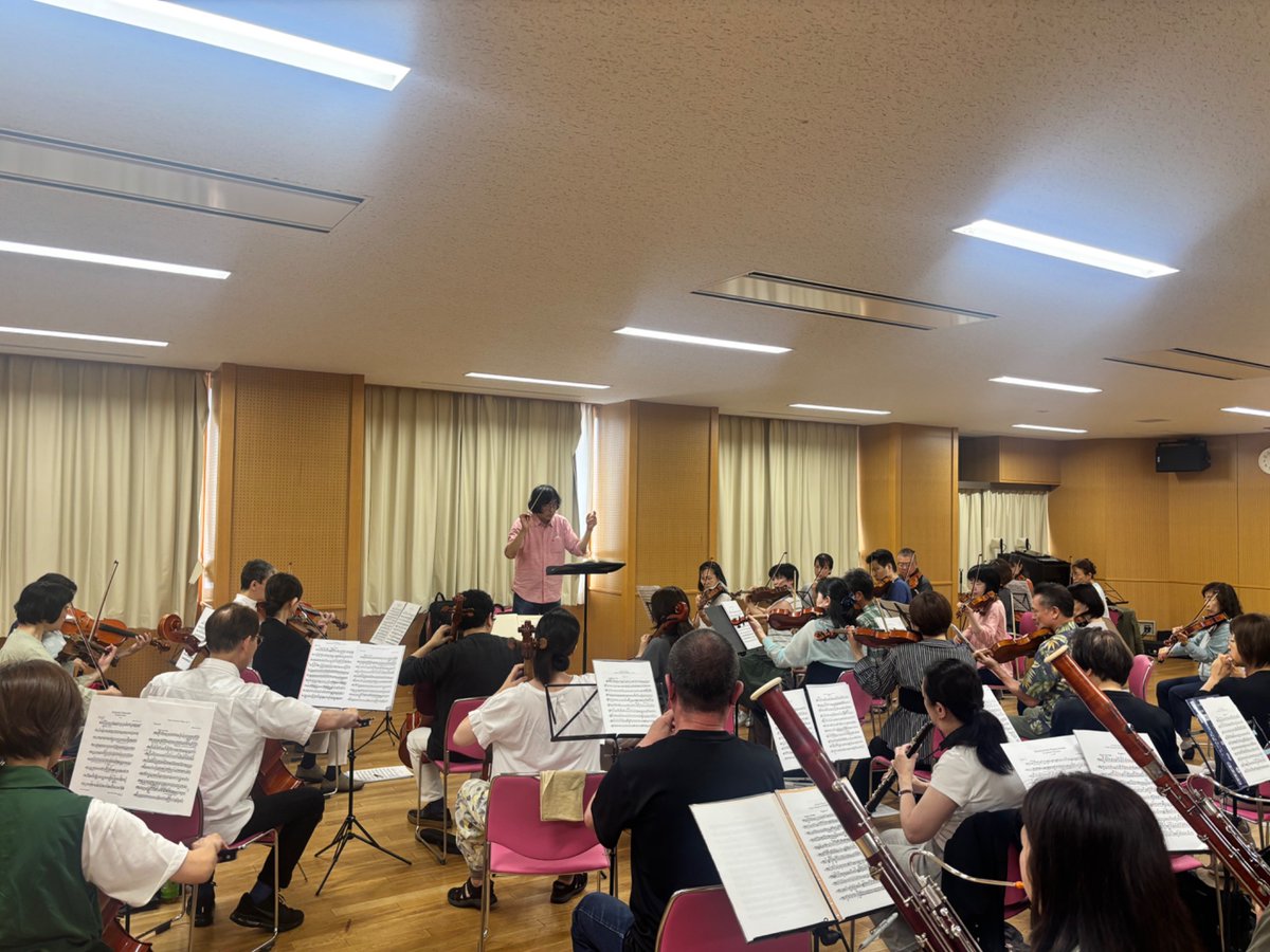 YattokameCO's tweet photo. 田崎先生による合奏練習でした。ブラームスVn協1楽章ではフレーズを長く取って小節間の音の繋がりを意識。大祝は主題のキャラクターをより明確に。シベ1でも音楽作りから弓順、音程、時には音間違い(間違えた人、手を挙げて〜😆)と細部までご指導頂き、一段と仕上がり増しました(...と思いたい)。 https://t.co/jNVd1XXaHT