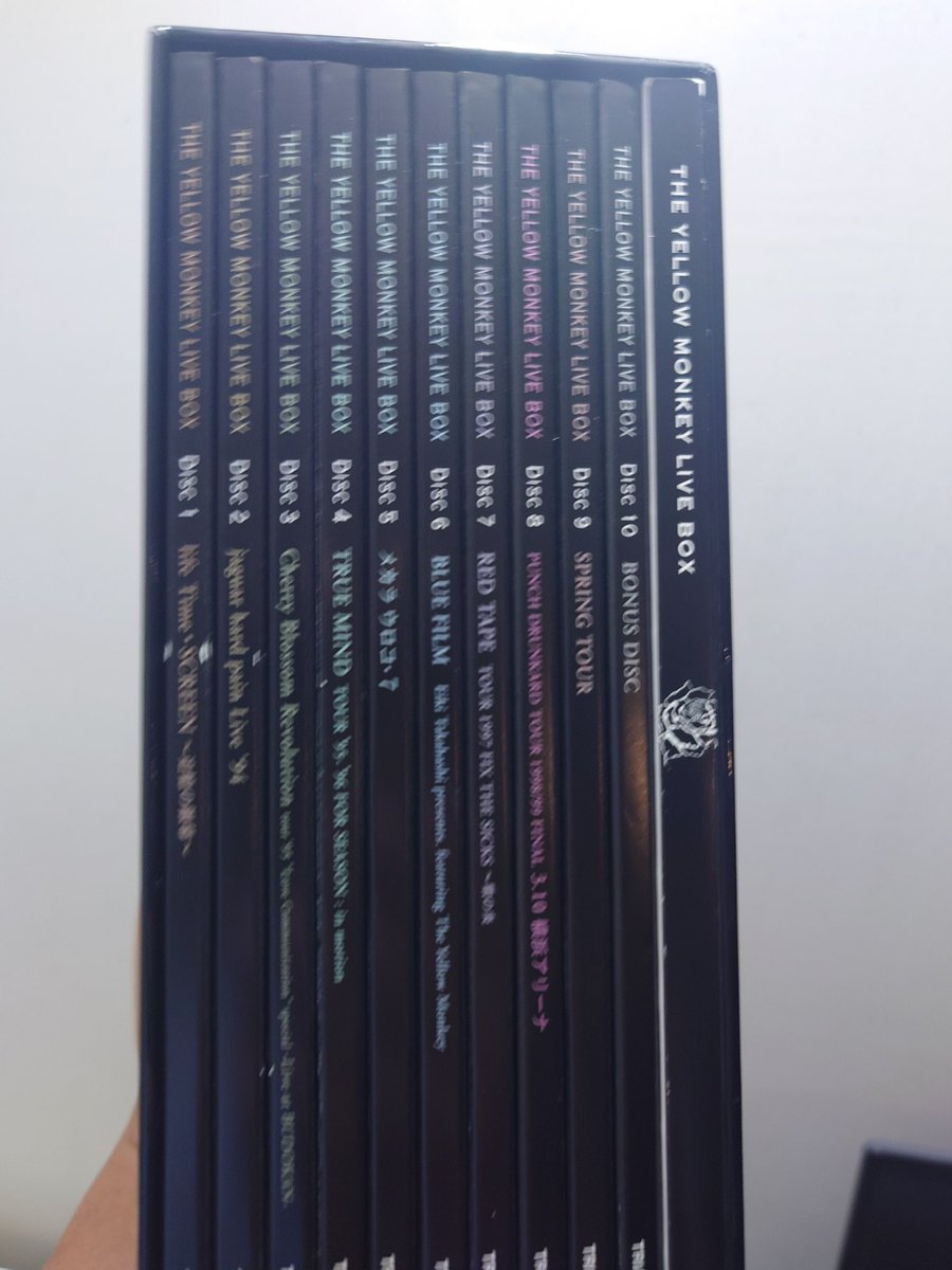 suparutan2nd's tweet photo. Blu-ray BOXをポチった勢いそのままに、こちらもポチってましたw
これは円盤鑑賞室作成記念…として(言い訳)
でもこれでVHSでしか観れなかった過去のライブ映像も補完完了!!
#theyellowmonkey
#LIVEBOX
次の休み、どれから観ようかな🎶 https://t.co/SUQ1fENcLC