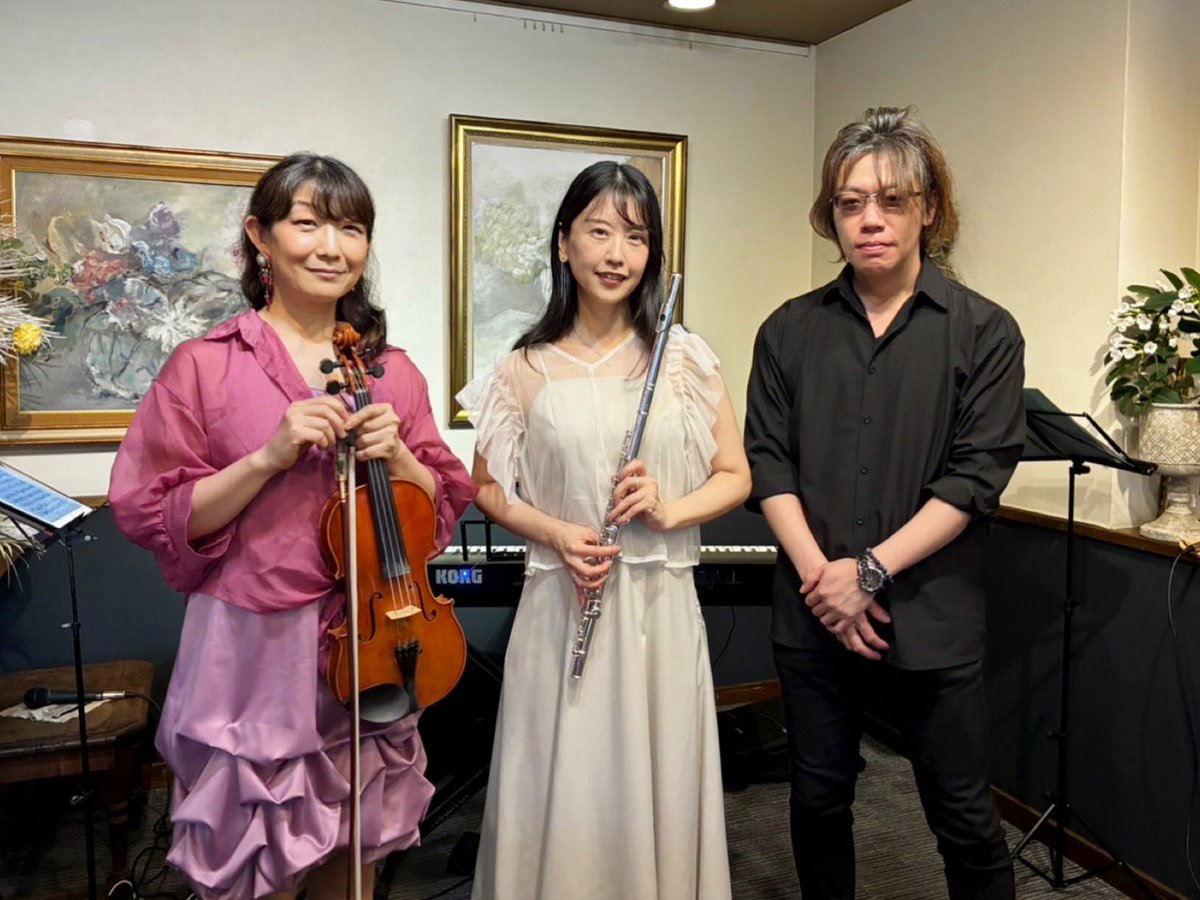 asako_flute's tweet photo. 西田紀子・伊藤麻子・宮川直巳トリオ ナカタヤサロンコンサート、西田さんお休みで救世主の柴田奈穂さん🎻
流石の素晴らしさ😍本当にありがとうございました！
当日予約＆飛び込みの方もあり満席以上😳に！
ネタ系の宮川くんアレンジ🧸🐴🐈‍⬛は予想以上の盛り上がり😆
ありがとうございました！！ https://t.co/d8pGOP828w