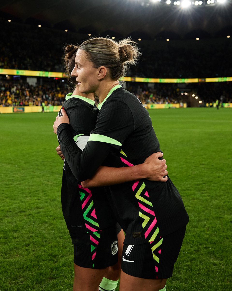 TheMatildas's tweet photo. Getting around the milestone player in her 1️⃣5️⃣0️⃣th game! 👏

#Matildas https://t.co/HDiJSAioMo