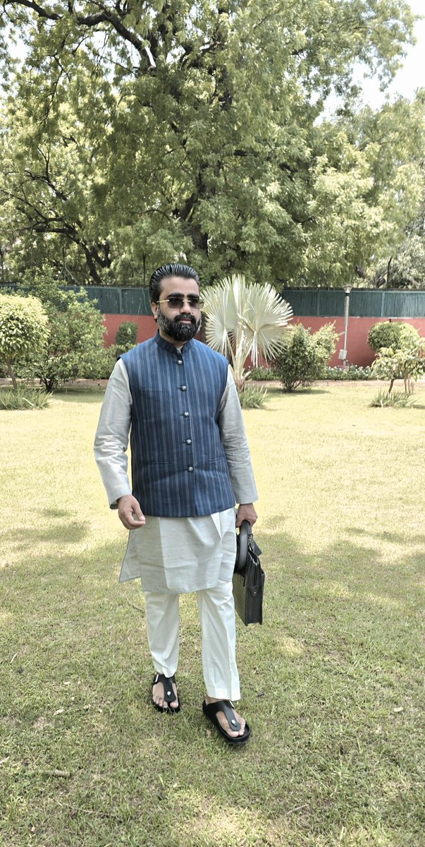 Mrsinha's tweet photo. Neta dikhne ki koshish... https://t.co/MnrCTHpvII