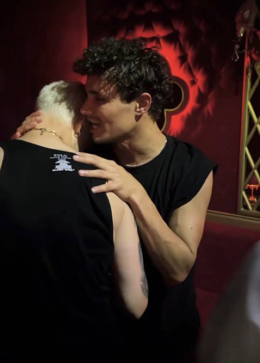 lnfourss's tweet photo. party boy lando strikes again I LOVE HIM😭😭 https://t.co/VDgOJe2lJd
