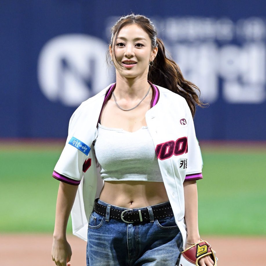 TheePopCore's tweet photo. TWICE's JIHYO has everyone struggling to find the words to describe her while throwing the first pitch at Gocheok Sky Dome. https://t.co/K5WkWGaKoB