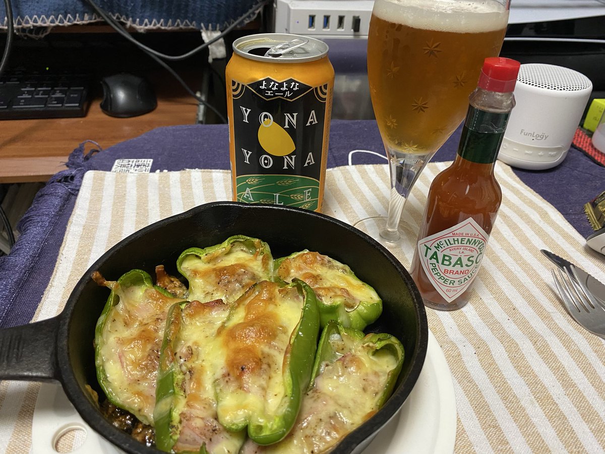 tw_rock's tweet photo. 家でピーマン初めてさばいた
ピーマンにチーズとベーコンとニンニク入れたオーブン焼き
お酒がはかどる！ https://t.co/VOsaU4GmRh