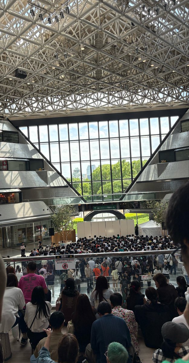 rog_ky's tweet photo. 今日は587番というなかなかの整番を引き、熟考の末、大阪城を遠目に見ながら
「今日はここから！」でした☀️
ZEPP Namba以来の現場だったけど、やっぱ楽しかった😊
メンバーも元気そうで何より何より🙌🙌
次はジャイガ参戦します https://t.co/fANSjH7A4i