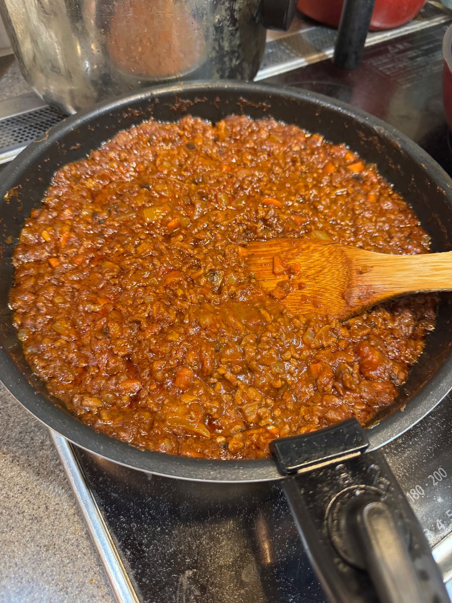 kikuling's tweet photo. 玉ねぎにんじんセロリニンニクを炒めて、ソフリットにして、ひき肉はすぐにバラバラにせず片面焦がして風味をつけて、デミグラソースの素を入れて煮込んで濃厚ミートソースの出来上がり！
＃自作ミートソース
＃ソフリット https://t.co/QCnMU1xIhW