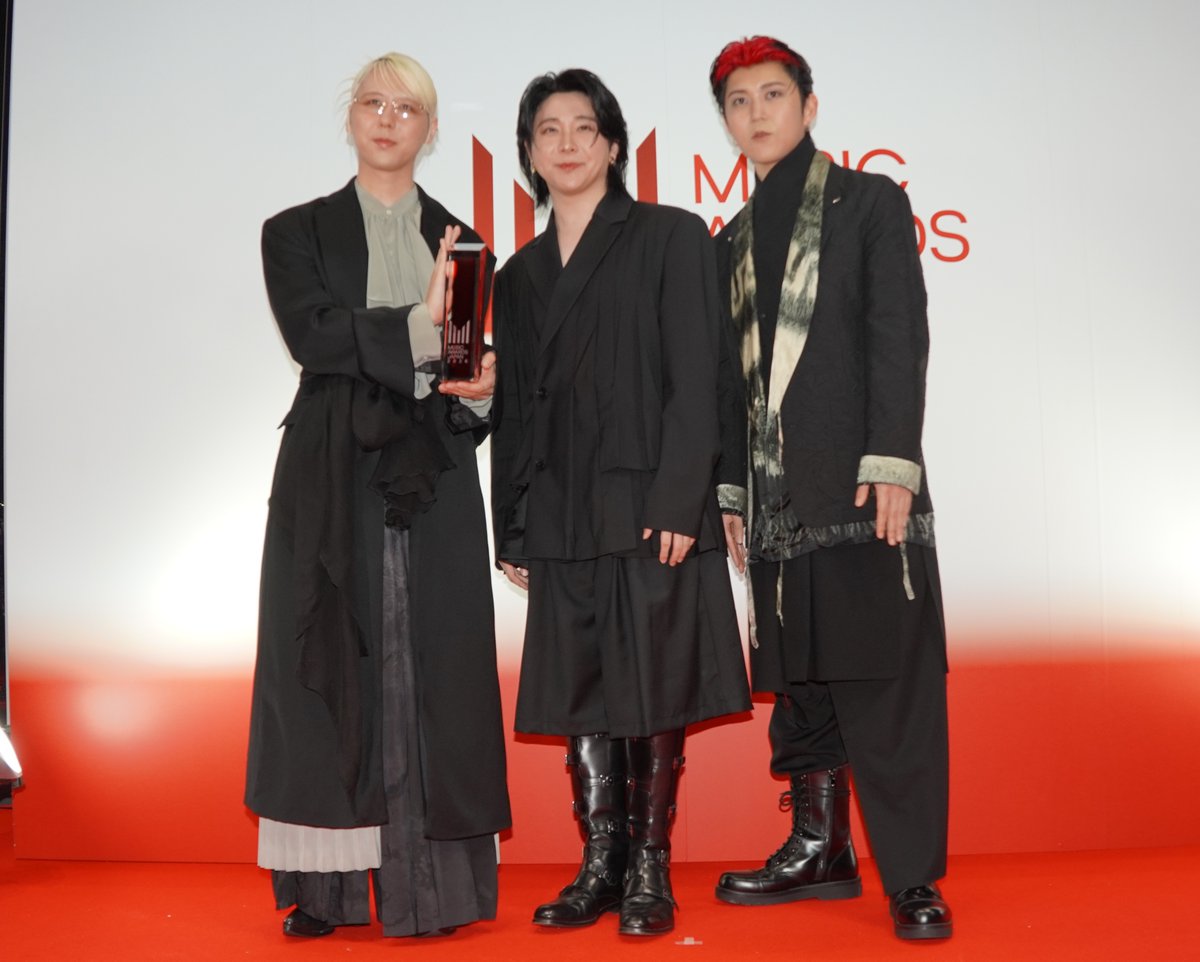 oricon's tweet photo. 【MAJ2026】
Mrs. GREEN APPLE
“チーム・ミセス”で獲得「5つの賞」
https://t.co/2w95fniKGz

🎖️最優秀アーティスト賞
🎖️最優秀J-POPアーティスト賞
🎖️クリエイター特別賞 Song of the Year for Creators presented by JASRAC（大森）
ほかファン、スタッフに贈られる賞も

#MrsGREENAPPLE @AORINGOHUZIN