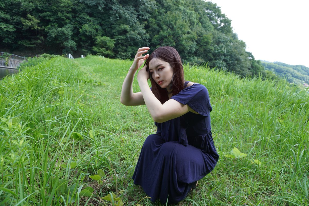 HashimotoKotoe's tweet photo. いま、中国の「民族団結進歩促進法」が国際的な問題となっている。この法律は来月7月1日に施行されるが、何が問題視されているのというと、この法律の第63条に「域外適用」つまり、中国ではない国でも適用され、かつ犯罪行為の定義が「中国の政策批判」にあることだ。やべえぞ。

まずな、「属地主義」と「属人主義」ということを話したい。

法律とは、国家主権において制定される。なので、その法律の効力は「国家の内側」なわけだ。

国家の内側にいる者は、一時的な滞在者であれば、永続的な居住者であれ、国家の定めた法律の下にある。

この例外が「属人主義」で、その国の国籍を持つ者に適用されるものじゃ。日本の刑法も属人主義を採用しており、日本人が国外で犯罪をした場合、処罰できるとする。

つまり、大麻が合法の国で日本人が大麻を吸った場合、その映像とかをSNSとかに馬鹿みたいに上げていると、「帰国後」に逮捕される、という話じゃ。

あくまで、日本の警察がタイとかオランダに乗り込んでた逮捕するのではなく、「帰国後」つまり、国家の主権下に入った時に逮捕・起訴できるというものだな。

今回、中国の「民族団結進歩促進法」は、ウイグルやチベットなどに対する批判や調査を「犯罪」であると定義し、それを「地球上のすべての領域」に適用する、ということだ。

これは、アメリカが既に制定しているウイグル関連の法令、

例えば、強制労働による製品製造があった場合は制裁を課すため、

米国内に製品を持ち込むためには、その製品が「合法」に製造された証明をしなければならないが、

「この製品、合法ですよね？」と日本企業が「中国政府に対して調査」などした場合、犯罪が成立すると考えられる。

これなあ、17世紀以来人類が培ってきた「国際法の良識」に思いっきり反しているんだよな。

ユーリック・ヒューバー(1636–1694）の『諸帝国における法の抵触について』（De Conflictu Legum Diversarum in Diversis Imperiis, 1689）では、「法」について次のように論じている。

「いずれの国家の法律も、その政府の境界の内側においてのみ効力を有し、これに服するすべての者を拘束する。しかし、その境界を越えては及ばない」

これ当たり前の話で、そんなことしたら国家主権と国家主権が衝突して喧嘩になってしまうからな。

そう、つまり中国はそれを狙っている、としかワシは思えないんじゃ。

話を整理しよう。

どうして、黒人奴隷制度が廃止されたか？　

それは、奴隷制度は給料がかからないので、安い農作物ができる。すると、奴隷生産と、普通生産では、農作物の原価がかわってくるよな。奴隷生産のほうが圧倒的に安い。

そこで、奴隷制度が、たばこや砂糖、綿花など主要農作物の価格に重大な影響を及ぼし、紛争の原因となっーたわけだ。

同じ理屈は、現代の中国に適用される。

ウイグル人などを奴隷的扱いにして、強制労働をさせ、その原材料をユニクロやナイキなど大手企業が使用していた場合、価格は安くなるよな。

ユニクロ自身はこの疑いを全面否定しているが、フランスの司法当局は2021年、「人道に対する罪」を隠蔽した疑いでユニクロのフランス法人などアパレル4社に対する捜査を開始している。

「奴隷労働」を一国が導入すると、価格でほかの製品が競争で負けてしまうため、次第にほかの国も「奴隷労働」を導入しないとならなくなる。

そうした予想が当然にされるため、人権侵害として、奴隷労働を禁止しているわけだ。

現代で外国人実習生をつかって安い農作物をつくると、ほかの農業法人も外国人を使わないと太刀打ちできなくなるため、連鎖的に「外国人労働者」を使いまくる、という現象と同じじゃ。

そこで、トランプ政権のアメリカは、中国に対して、奴隷労働ないし強制労働で製品を製造した場合、制裁と取引停止を法制化した。

米国と取引する企業は、自社製品の「一部」であっても、強制労働との関与が無いこと証明しなければならん。当たり前だよな。

今回の中国の民族団結進歩促進法は、これに対するカウンターともいえる作用がある。

そう、「この部品、強制労働でつくってませんよね？」と「調査」したら、犯罪として処罰できる、という話だ。

しかも、地球上のいたるところで。日本でも。

最悪なことに、中国は「秘密警察」を日本国内に既に配備している。当然、国際法違反であるがおかまいなしだ。

これら秘密警察は、東京や大阪など主要都市に配備され、在日中国人の取り締まりをしている。

もし、在日中国人が政府の政策批判、特にウイグルやチベットについて言及した場合、逮捕できる。もちろん親族に対しても。

「親日的」かつ「ルールを守る在日中国人」であっても、「本国方針」に逆らえなくなるのが目に見えている。

それだけではなく、既に「ウイグル人」として帰化し、多数の親族を中国内に抱えた「日本の国会議員」であっても、「中国の意向」に逆らう心理的障壁が生じることが否定できない。

もちろん、日本人が日本国内で中国を批判した後、中国の領域に入れば逮捕起訴できる。

さすがに、前述の秘密警察が日本国内で日本人を逮捕したら大問題になると思うが、中国籍をもったまま日本に帰化した人については「属人主義」で、そうなることも否定できない。

もう大変な混乱が予想できるわけじゃ。

カッティング事件とかな。(紛争が起きた例)
テキサス州エルパソに住むアメリカ人、A・K・カッティングという人がな、メキシコ人を中傷する新聞広告を掲載。

で、カッティングがメキシコ領内に入ると、メキシコ当局により「名誉毀損罪」で逮捕・拘禁された。

アメリカ政府は「米国領域内での行為であり、米国内法では犯罪ではない」として即時解放を要求。

一方メキシコ政府は、被害者が自国民であることで釈放を要求したがメキシコ側は拒否。最終的にはカッティングは釈放されたが、大変な騒ぎとなった。

これをな、中国は現代でもやろうとしているという狙いが分析できる。

その目的は「大きな戦争を起こすには小さなトラブルから」ということではないかとワシは思っている。

気をつけろ!　平和とは、戦争と戦争のあいだをいうぞ。
----------------------------------------
【あと425人で供託金がたまる!】 

ワシの書いた大ヒット作『われ正気か！』が読み上げ配信になった! (0円登録・解約自由・速聴可能〕

【月額0円登録】 
ワシの今後の政治資金になるから、下のリンクをクリック→「今すぐ登録する」をクリックして登録→「われ正気か」の検索を頼む！ いつでも解約できるので登録だけしてくれたら嬉しい！　お願いな！
 https://t.co/13ZRWwjN2Q 

（速聴（倍速で聞くこと）はボケ防止にいいぞ！ワシの祖父母も毎日していた。ワシは12才から18才まで毎日速聴して予備校にいかず旧帝に現役合格したから頭の筋トレなんじゃ） 

ワシの新刊『日本人をなめとるのか!』が出る!
中露の認知戦がいま激しくなっている。
日本人を奈落の底に突き落とすための偽情報。
許せんぞ!
という思いで第7子を腹に宿しながら書き下ろした。
ぜひ読んでな!
https://t.co/RCJMF5uHeY

地元図書館にもリクエストしてな!

写真は、広島の裏山でなんか芸術的なポーズが偶然とれたワシじゃ。