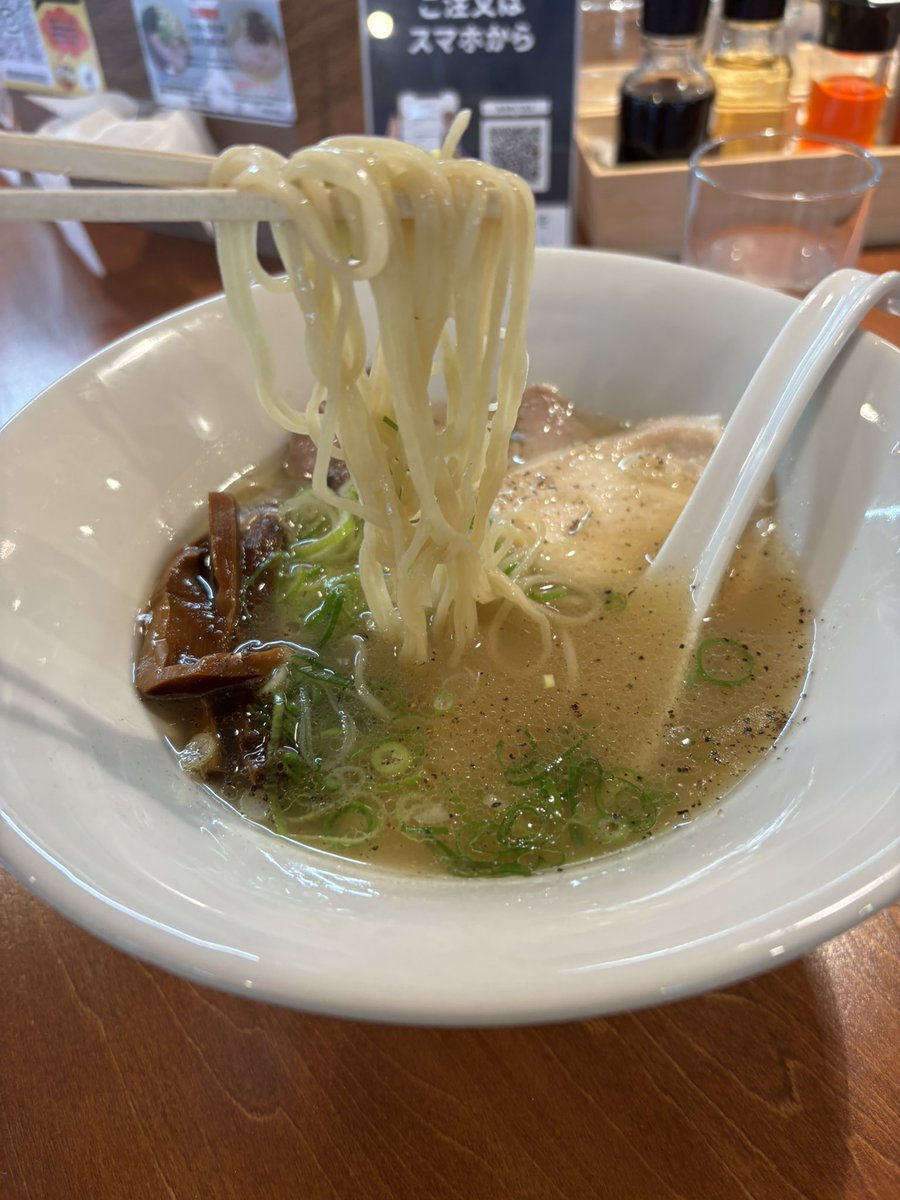 Mamibu09's tweet photo. 日曜日のひとりラー活、仙台市の中華そば煖��さんへ初訪。塩ラーメンを頂きました🍜ふわぁ〜っと貝の風味が口の中に広まって鼻から抜けていくスープ、コクがあるけどあっさり。鶏チャーシューと豚チャーシュー、メンマ、ネギがトッピング。麺は好みの細ストレート。美味しかったぁ😋#dan_dan0611 https://t.co/atuYu1MMis