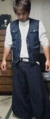 hirodayo122's tweet photo. 昔と今の作業着の違い。昔は見た目重視、しかも特注で三万くらい。今全身冷感素材+空調服。年々暑くなりますね。昔の格好今なら間違いなくダウンしてると思うな、、、とふと思った。 https://t.co/SY31FWjBJ7