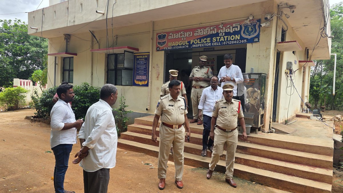 Acpibrahimpatnm's tweet photo. Visited PS Madgul n given instructions to SHO for preparing PS and records for visit/inspection of senior officer.@DCPMaheshwaram @CPFutureCity @MadgulPS https://t.co/RssNBYp77J