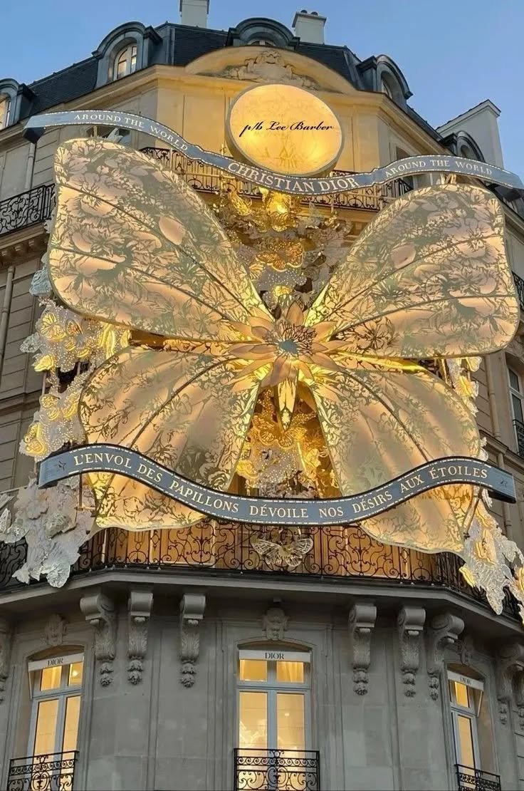 artindetails's tweet photo. Dior in Paris https://t.co/Kvr2Z52eB3