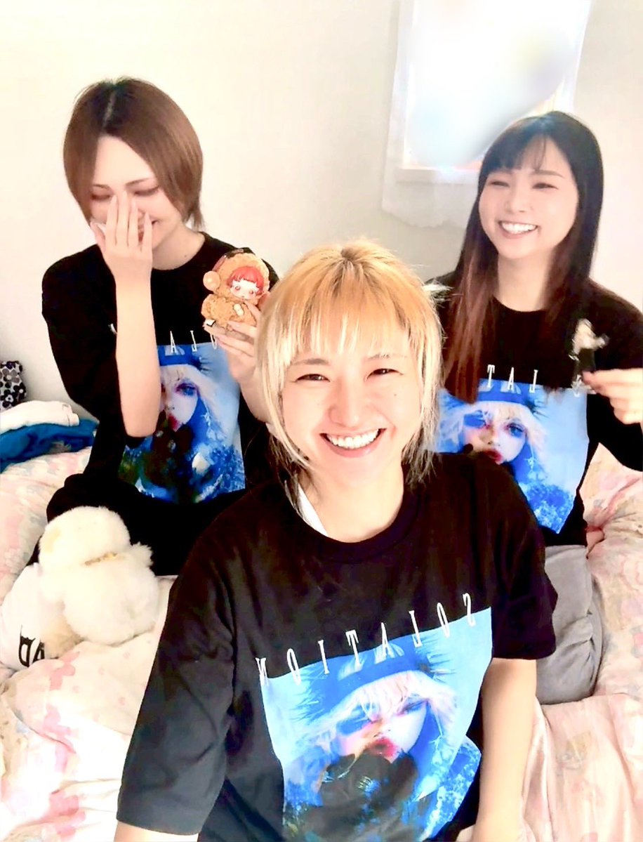 b0nge2's tweet photo. りょうなさんちにまおさんとお泊まりさせてもらって、パジャマパーティならぬゆちTパーティした🫶💕ｳ ｳ ﾜﾜ ｳﾜ♪３人並んだらスロットでゆちくんが揃ったみたいで縁起よろしい🎰✨💰
ねこたゃ触っていいよって来てくれて幸せすぎた🥹💕らぶ https://t.co/X2KZKitUj6