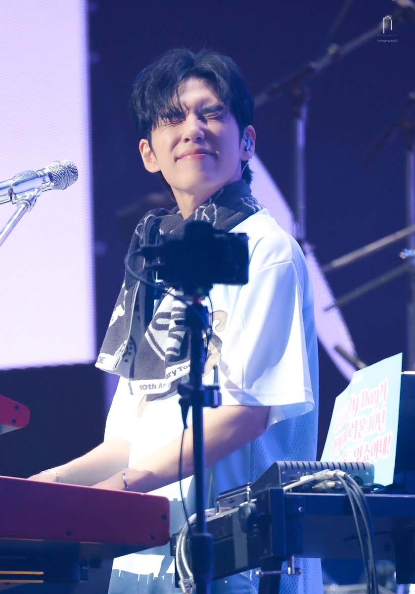 nyongnyong42's tweet photo. 260621 너 몇살이야
 #DAY6 #데이식스 #원필 #WONPIL #thedecade #고베 #Kobe https://t.co/umwiXWknsZ