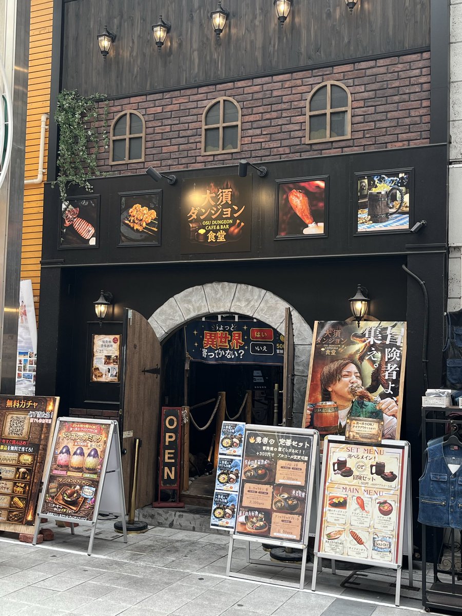 kaosu9's tweet photo. 名古屋の大須ダンジョンより
このアサリの煮付け？ニンニク効いてて最高の一品逸品です
鶏皮のスモークは歯が無いと噛み切れないよ🤣🤣 https://t.co/Zjz1rAMsPd