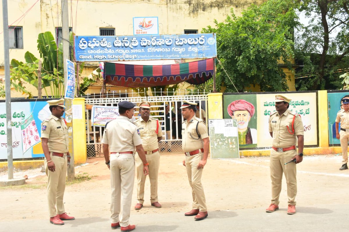 GadwalSp's tweet photo. ➤ గద్వాల్‌లో NEET పరీక్షలకు కట్టుదిట్టమైన భద్రత ఏర్పాట్లు 

నీట్ పరీక్షల సందర్భంగా గద్వాల పట్టణంలోని  ఏర్పాటు చేసిన పరీక్షా కేంద్రాలను, అక్కడి భద్రత ఏర్పాట్లను జిల్లా ఎస్పీ టి. శ్రీనివాసరావు, ఐపీఎస్.,  గారు స్వయంగా పరిశీలించారు. https://t.co/Wn5PR41QrG