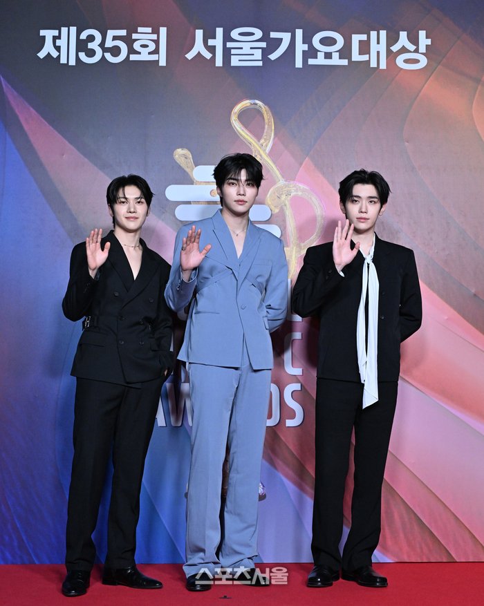PGW_GLOBAL's tweet photo. [🗞️]  260621 – Naver Articles - #PARKGUNWOOK 35th Seoul Music Awards 

Please use your Naver accounts and react to the articles 💙

"Chic Hand Greeting"
🔗https://t.co/Csgh1lHDfq

"We Love You"
🔗https://t.co/bFH7tlJdpG

"Seoul Music Awards Best MCs"
🔗https://t.co/gcjr2enZh6

"MCs Shining at the Seoul Music Awards"
🔗https://t.co/XVZHGsBLbP

#박건욱 #パクゴヌク #ZEROBASEONE #ZB1 #제로베이스원
