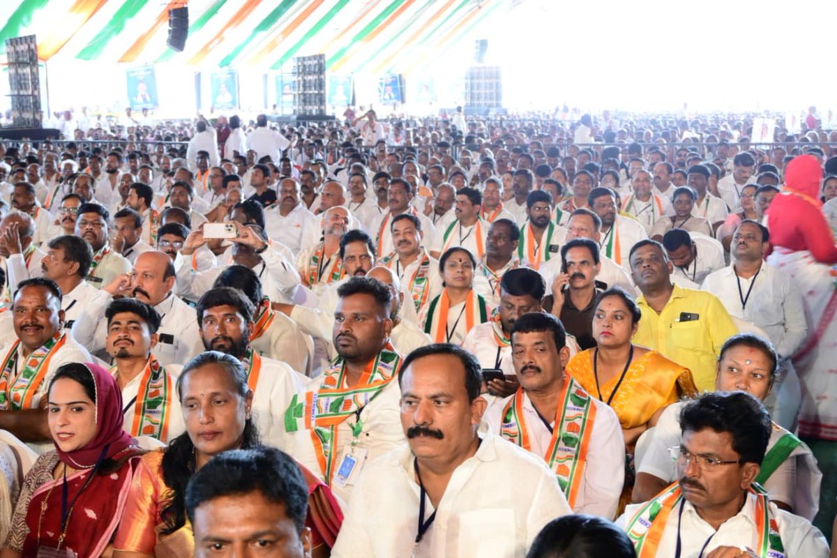 NayanaJhawar's tweet photo. ಇಂದು ಬೆಂಗಳೂರಿನ ಅರಮನೆ ಮೈದಾನದಲ್ಲಿ ನಡೆದ ಕೆಪಿಸಿಸಿಯ ನೂತನ ಅಧ್ಯಕ್ಷರಾದ‌ ಶ್ರಿಯುತ ಬಿ.ಕೆ. ಹರಿಪ್ರಸಾದ್ ಅವರ ಅಧಿಕಾರ ಸ್ವೀಕಾರ ಸಮಾರಂಭ - ಸಂಕಲ್ಪ‌ ಸಮಾವೇಶದಲ್ಲಿ ಭಾಗವಹಿಸಲಾಯಿತು..
.
.
@INCKarnataka @bk_hariprasad_inc_ 
.
.
#inckarnataka #BKHariprasad #sankalpasamavesha #karnataka #kpcc https://t.co/3F0NK8wiI7