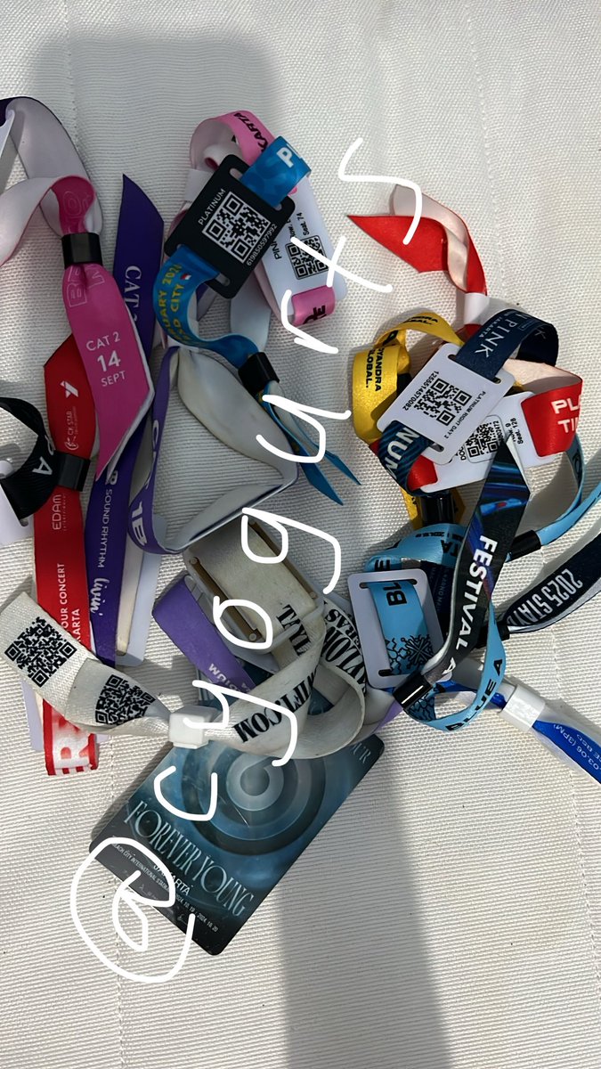 cyogurts's tweet photo. wts ada yang suka collect wristband engga ya? aku mau lepas ini semua ✌🏼#zonauangㅤ https://t.co/qzPH8lN2CC