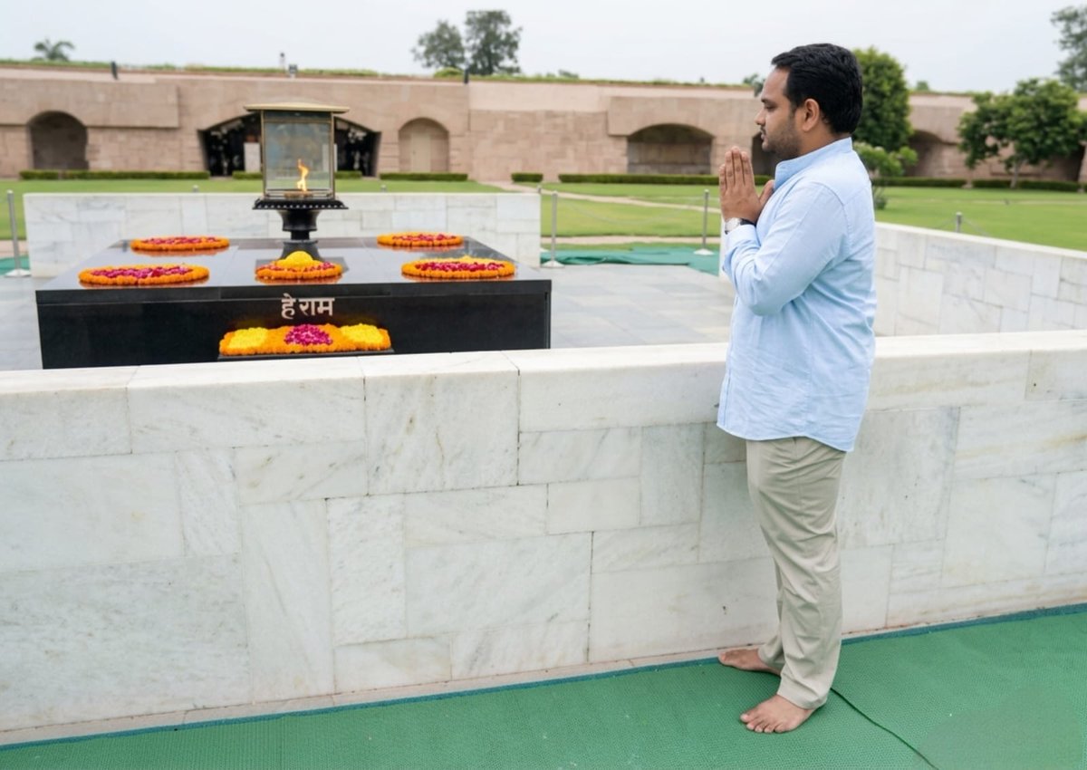 vijaychinthak's tweet photo. ఢిల్లీలోని రాజఘాట్‌కు వెళ్లి, మహాత్మా గాంధీ గారి సమాధి వద్ద నివాళులర్పించాను. దేశానికి స్వాతంత్ర్యం తెచ్చిన ఆయన త్యాగం, నిజాయితీ, అహింసా మార్గం మనందరికీ ఎప్పటికీ ఆదర్శం. ఆ పవిత్ర స్థలంలో కాసేపు గడిపాక, దేశానికి సేవ చేయాలనే బాధ్యత, పట్టుదల నాలో మరింత పెరిగాయి. ప్రజల కోసం నిజాయితీగా పనిచేయాలని, దేశ అభివృద్ధిలో నా వంతు పాత్ర పోషించాలని మరోసారి గట్టిగా నిర్ణయించుకున్నాను. ఇది కేవలం ఒక సందర్శన మాత్రమే కాదు, మన బాధ్యతలను గుర్తుచేస్తూ సేవా మార్గంలో మనల్ని ముందుకు నడిపించే ఒక గొప్ప అనుభూతి.
