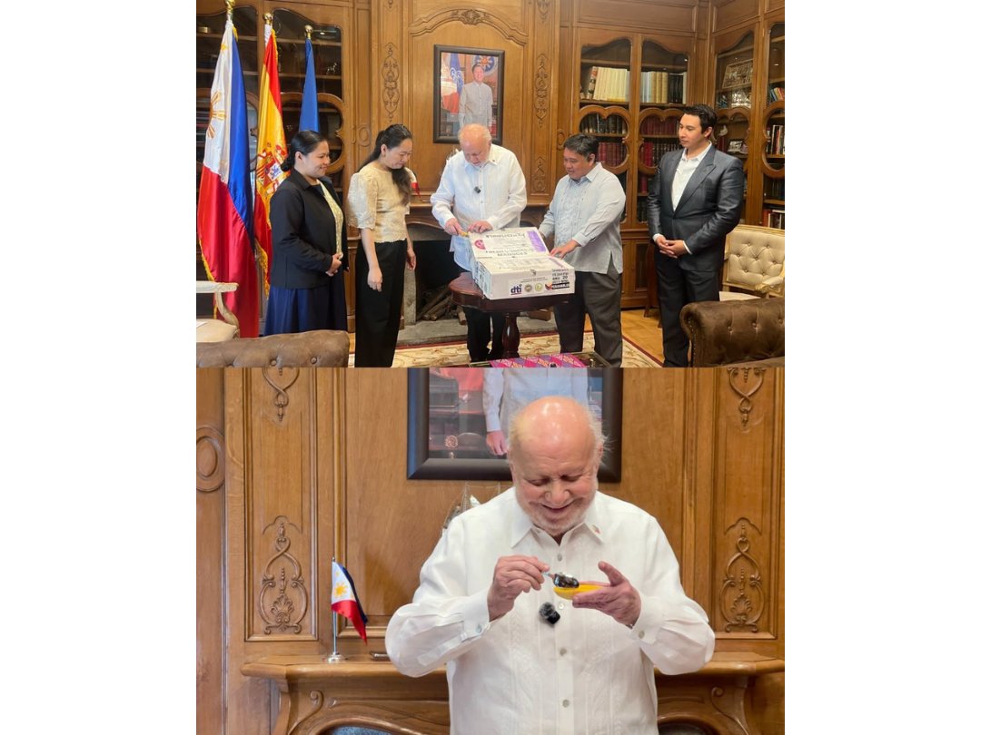 gmanews's tweet photo. FROM GUIMARAS ISLAND TO EUROPE! ✈️🥭

Nakarating na sa Europe ang first batch ng Guimaras mangoes bilang bahagi ng pilot export initiative ng Pilipinas.

Ang produkto ay ipinakilala sa Belgium at sa iba pang European markets kabilang ang Germany, France, The Netherlands, at Spain.

Layunin ng inisyatiba na palawakin ang presensiya ng Philippine mango exports sa European market.

Ang mga mangga mula sa Guimaras ang kauna-unahang Philippine product na may Geographical Indication (GI) registration.

COURTESY: PH Embassy in Spain, Germany, France, The Netherlands, Belgium/Facebook

READ: https://t.co/xfDzIgADb9