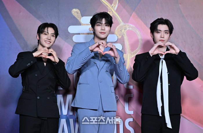 PGW_GLOBAL's tweet photo. [🗞️]  260621 – Naver Articles - #PARKGUNWOOK 35th Seoul Music Awards 

Please use your Naver accounts and react to the articles 💙

"Chic Hand Greeting"
🔗https://t.co/Csgh1lHDfq

"We Love You"
🔗https://t.co/bFH7tlJdpG

"Seoul Music Awards Best MCs"
🔗https://t.co/gcjr2enZh6

"MCs Shining at the Seoul Music Awards"
🔗https://t.co/XVZHGsBLbP

#박건욱 #パクゴヌク #ZEROBASEONE #ZB1 #제로베이스원