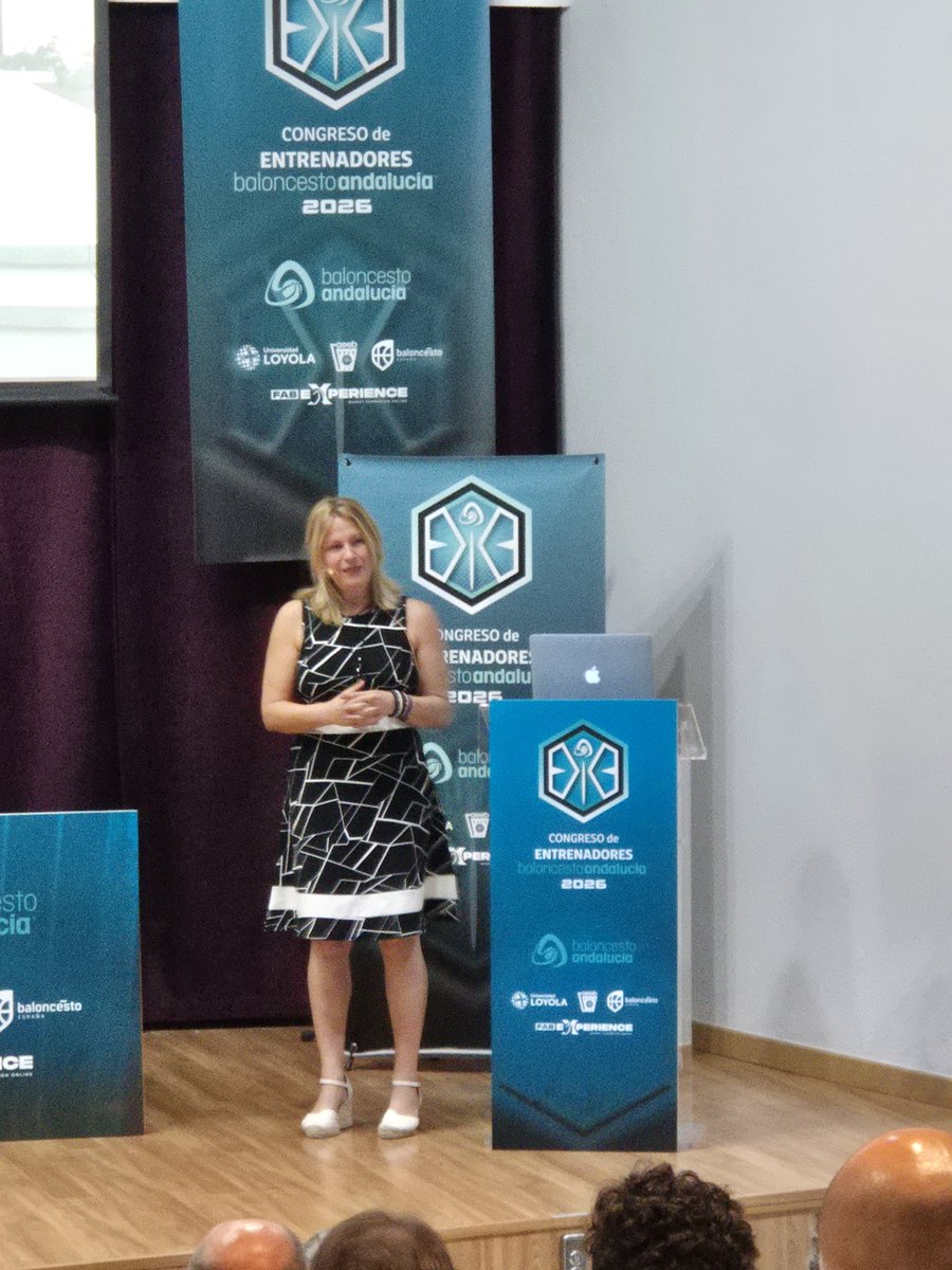 Rextrada's tweet photo. Justo de eso habló hoy Chelo Pineda, psicóloga de @fisioyogamalaga, en el Congreso de Entrenadores de Baloncesto de Andalucía (Instituto Andaluz del Deporte): inteligencia emocional y gestión del vestuario.
Un vestuario regulado rinde distinto. El Málaga acaba de demostrarlo. https://t.co/60Xn9tjVL5