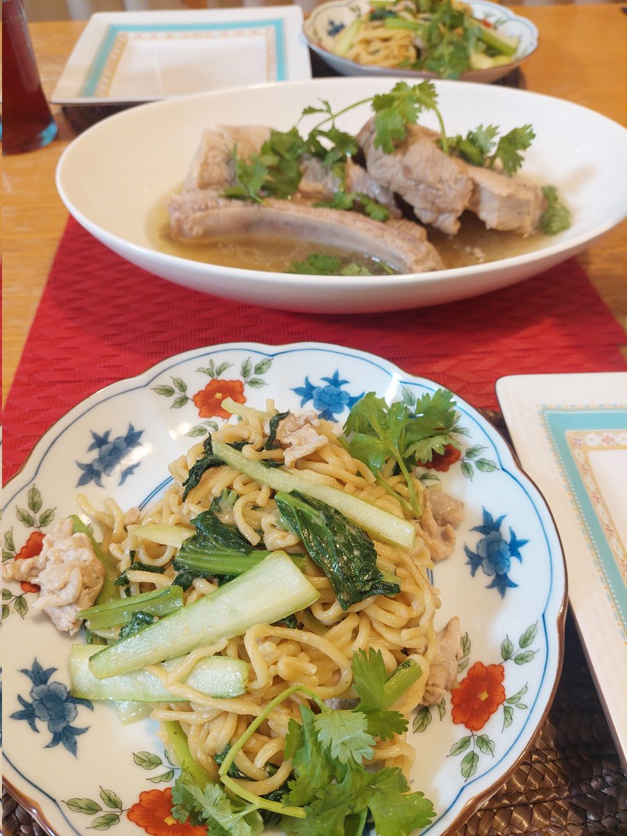 junko_ventfee's tweet photo. 息子が仕事でマレーシア行ってて送られてくるごはんの写真が美味しそうすぎるから、バクテーとココナッツ風味の焼きそば作った https://t.co/ghsBwcX8B4