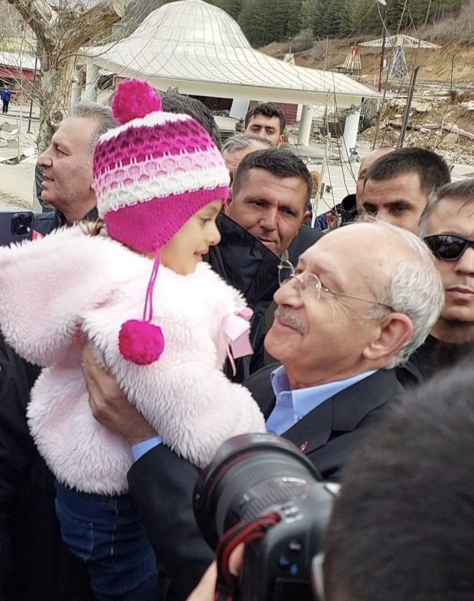 kdrplt24's tweet photo. @kilicdarogluk Sayın Genel Başkanım sizin de babalar gününüz kutlu olsun.
#İyikiVarsınız 
#ÇucuklarGülünceGüzel https://t.co/VTlstCbgsI