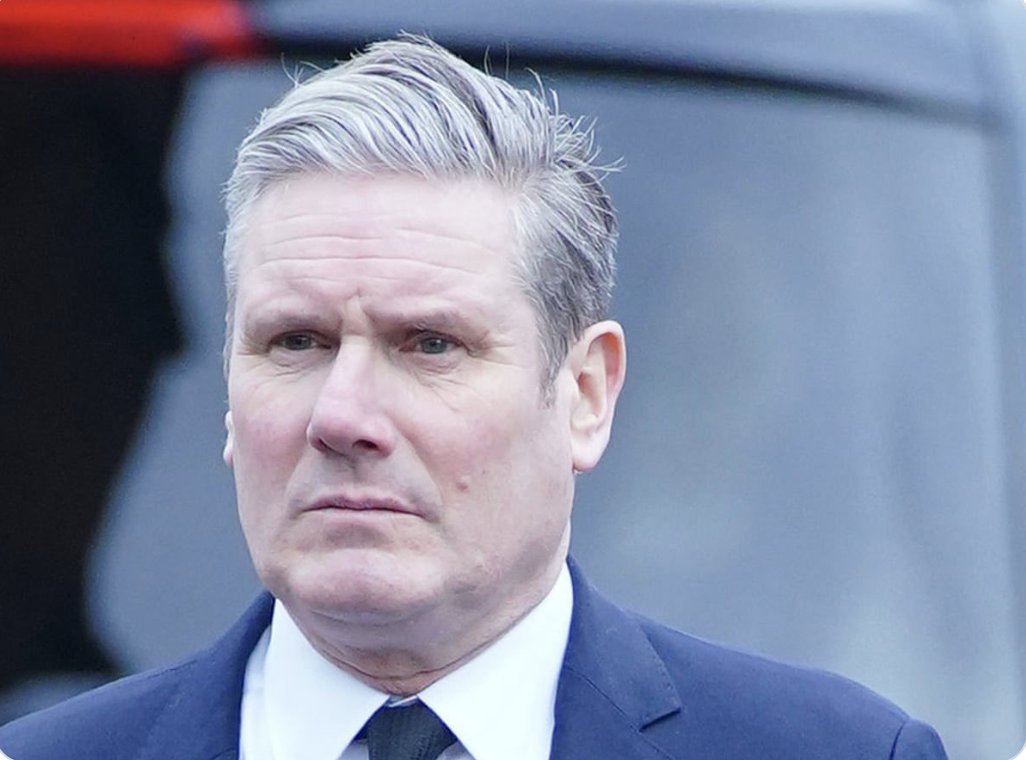 hermanntertsch's tweet photo. Este ser despreciable, Keir Starmer, primer ministro socialista y islamófilo del Reino Unido va a dimitir mañana por masivas presiones de la opinión pública, su propio partido y la inmensa mayoría de los que le votaron. 

En España, otro ser despreciable, jefe de gobierno socialista y islamófilo, cuyas credenciales para mantenerse legítimamente en el poder no solo son mucho menores que las de Starmer, son absolutamente inexistentes, intenta redondear el golpe de Estado que lleva dando tanto tiempo para mantener la impunidad.