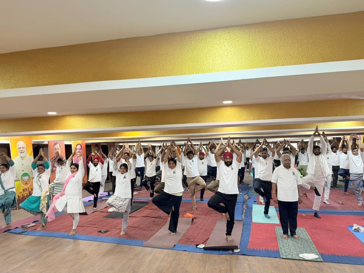 MonaSen_07's tweet photo. अंतर्राष्ट्रीय योग दिवस की हार्दिक शुभकामनाएँ। 🧘‍♀️🙏

योग भारत की अमूल्य धरोहर है, जो शरीर, मन और आत्मा के बीच संतुलन स्थापित कर स्वस्थ एवं सकारात्मक जीवन का मार्ग प्रशस्त करता है। आइए, हम सभी योग को अपनी दैनिक दिनचर्या का हिस्सा बनाकर निरोग, ऊर्जावान और संतुलित जीवन की ओर अग्रसर हों।

"योग करें, निरोग रहें।"

#InternationalYogaDay #अंतर्राष्ट्रीययोगदिवस #YogaForOneEarthOneHealth #YogaForAll #योगकरें_निरोगरहें
