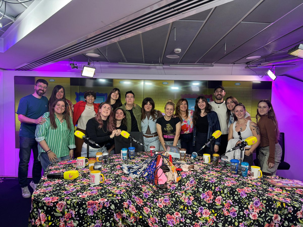 mjesusespinosa's tweet photo. Hoy termina un viaje alucinante de @EstirandoChicle en @PodiumPodcast. Han sido 8 temporadas de muchísimas risas, amor y crecimiento. Ha sido un privilegio acompañaros. Os quiero, amigos ❤️ https://t.co/KtrUAuHTnI
