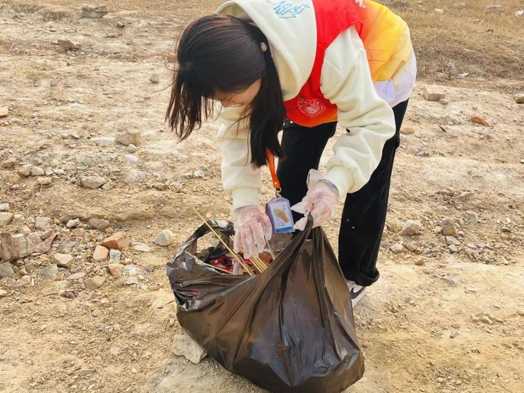 rafeael8's tweet photo. [Campus Environmental Protection Club: Join our river cleanup this Saturday 9am at South Lake! Gloves u0026 snacks provided—bring friends for a greener campus!]， https://t.co/FenkZg8ylh