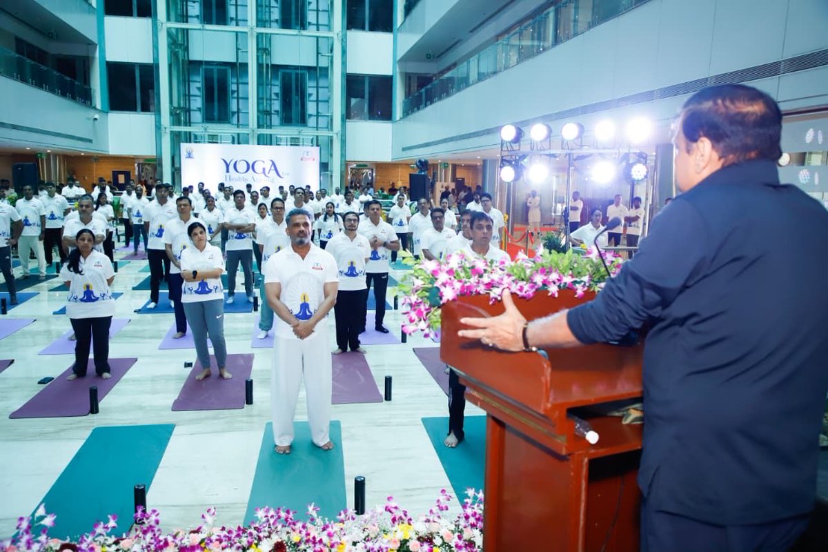 IncomeTaxMum's tweet photo. The Income Tax Department, Mumbai, celebrated the International Day of Yoga 2026 with great enthusiasm under the leadership of Shri Alok Kumar, Pr. Chief Commissioner of Income Tax, Mumbai, reaffirming the Department’s commitment to health, wellness and holistic living.

The session was graced by renowned actor and fitness icon Shri Suniel Shetty, whose inspiring address encouraged participants to embrace yoga as a way of life.

Officers and officials of the Department participated wholeheartedly, reflecting the spirit of this year’s theme, “Yoga for One Earth, One Health.”

#InternationalDayOfYoga #IDY2026 #YogaForOneEarthOneHealth #IncomeTaxMumbai

@IncomeTaxIndia @nsitharamanoffc @FinMinIndia @officeofPCM @PIB_India @PIBMumbai