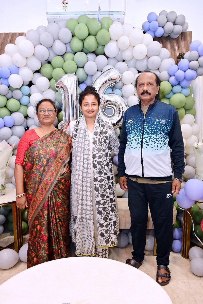 JMMKalpanaSoren's tweet photo. एक पिता केवल परिवार के मुखिया नहीं होते,
वे वह विश्वास होते हैं जो हर कठिन राह को आसान बना देता है। जीवन की हर चुनौती में उनका अनुभव और मार्गदर्शन हमें आगे बढ़ने की प्रेरणा देता है।

फादर्स डे के अवसर पर सभी पिताओं को हार्दिक बधाई, शुभकामनाएं और जोहार।

आपका योगदान अनमोल है। https://t.co/A10URwutlx