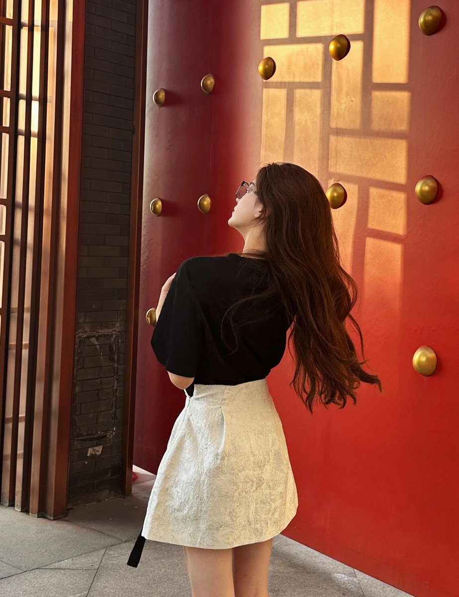 wuangwang166's tweet photo. Today I spotted this splash of red at Yongding Gate in Xi'Today I spotted this splash of red at Yongding Gate in Xi'an. 🧱
Although I dressed like I was going to Paris for coffee, I was actually in Xi'an drinking Bingfeng (a local soda). 🥤

#XiAn #WeekendGetaway #Outfit https://t.co/FURHsBi0JB