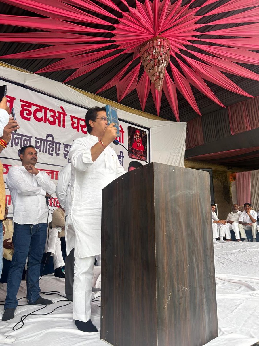 Ch_AnilKumarINC's tweet photo. आज सीलमपुर स्थित बाबा श्याम गिरि मंदिर में 'O-Zone' के नाम पर जनता के आशियाने उजाड़ने के खिलाफ आयोजित पंचायत में शामिल होकर अपना पक्ष रखा।

सरकार ने खुद रजिस्ट्रियां की हैं, बिजली-पानी के वैध कनेक्शन दिए हैं, उन्हें अचानक 'बाढ़ क्षेत्र' बताकर बेदखल क्यों किया जा रहा है? https://t.co/itpo3b5QYX