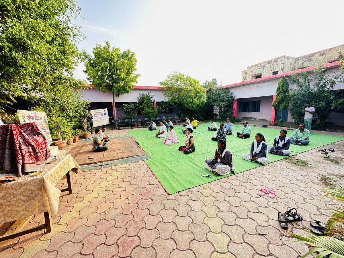 adarshdubey33's tweet photo. आज अंतर्राष्ट्रीय योग दिवस के अवसर पर जिला दमोह के पथरिया ब्लॉक के ग्राम बंसाकलां में   सीएससी VLE  द्वारा योग अभ्यास किया गया |
@atulitrai 
@MP_CSCSPV 
@PrashantSahuT 
@cscegov_
@CSCSPV_Health
#IDY2026
#CSCpeYOGA
#YOGAwithCSC https://t.co/ITrJ8Z3kSg