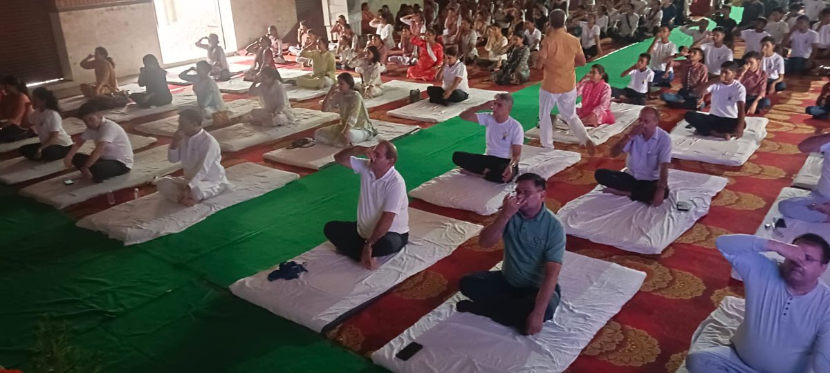 DmHapur's tweet photo. नोडल अधिकारी श्री अमृत त्रिपाठी जी, सचिव उच्च शिक्षा विभाग की अध्यक्षता में राजपूताना इंटर कॉलेज, पिलखुवा में अंतरराष्ट्रीय योग दिवस का भव्य आयोजन संपन्न हुआ।
कार्यक्रम में छात्र-छात्राओं, शिक्षकों तथा उपस्थित अधिकारियों ने उत्साहपूर्वक सहभागिता करते हुए सामूहिक योगाभ्यास किया। इस अवसर पर योग के शारीरिक, मानसिक एवं आध्यात्मिक लाभों पर विस्तृत प्रकाश डाला गया। साथ ही, सभी को नियमित योग को अपनी दिनचर्या का अभिन्न अंग बनाने हेतु प्रेरित किया गया, जिससे स्वस्थ, संतुलित एवं निरोग जीवन की दिशा में अग्रसर हुआ जा सके।

@CMOfficeUP @ChiefSecyUP @CommissionerMe3