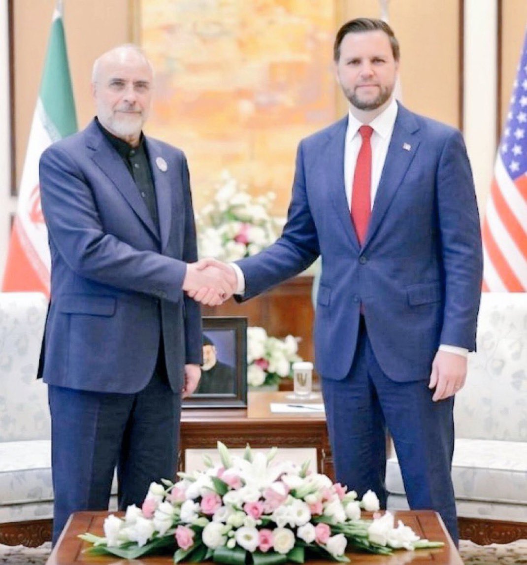 Allamehmadjles's tweet photo. آیت الله خامنه‌ای: همچون منی با همچون یزیدی ..
قالیباف: تق خوارکصه... https://t.co/6iDpj125Hr