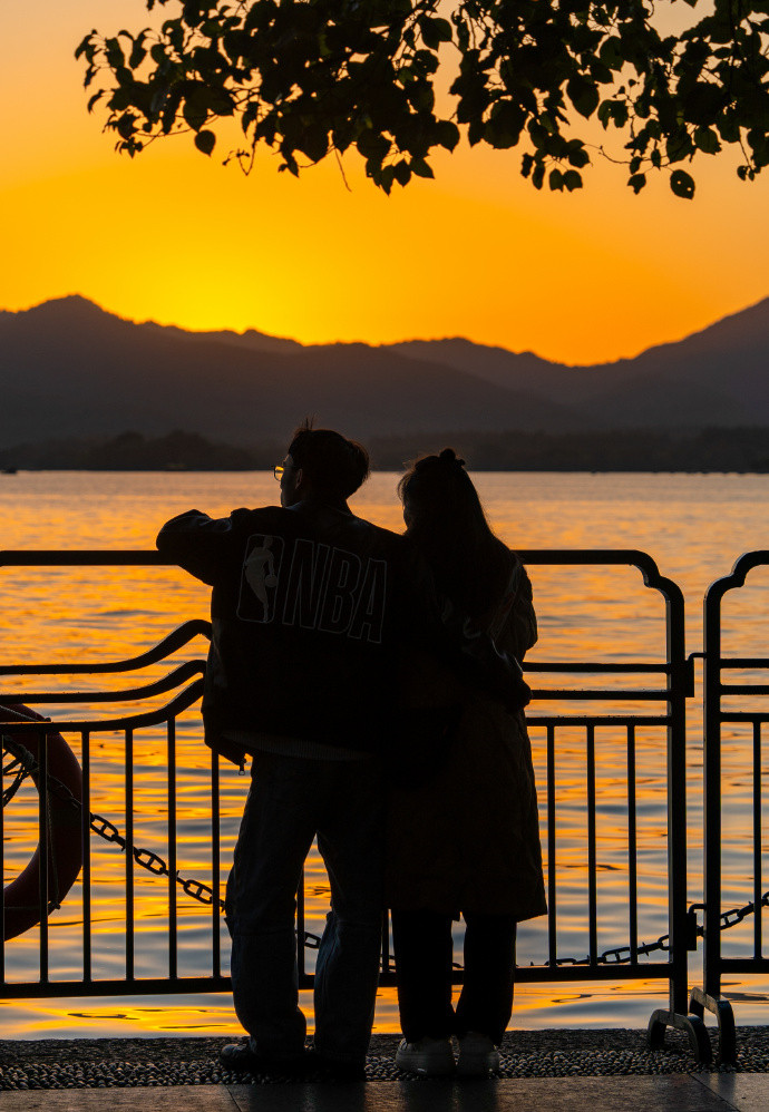 melissa_mo27129's tweet photo. [Come join our photography club’s sunset shoot this Friday at West Lake! Capture golden rays, make new friends, and polish your lens skills—sign up via link in bio!]， https://t.co/6PFqAotssM