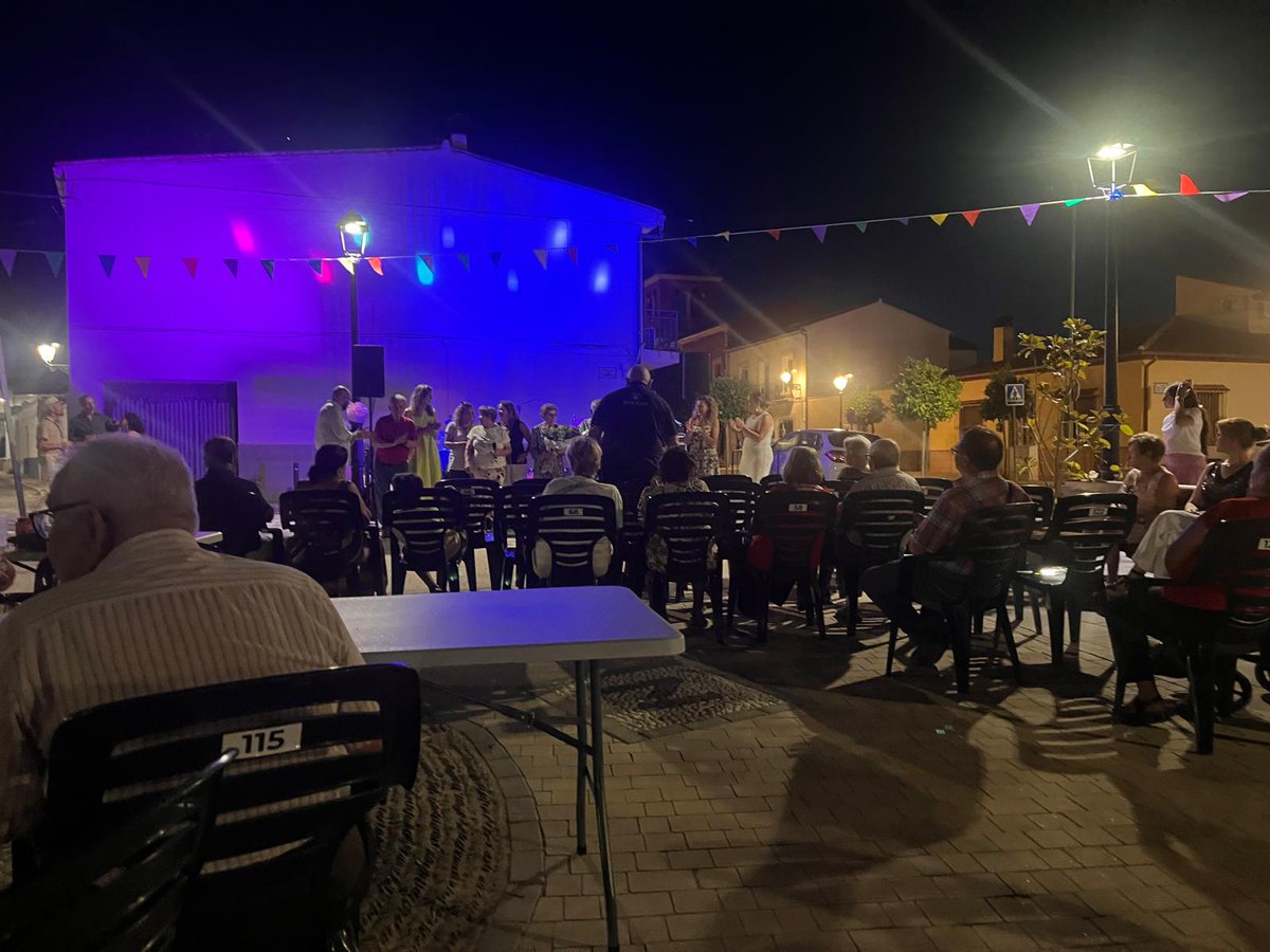 PsoeAntequera's tweet photo. ¡Qué gran ambiente se vive en Bobadilla Estación por San Juan! ✨ 
Una alegría ver a los vecinos/as disfrutar de estos días de convivencia que mantienen vivas nuestras tradiciones 🙌.
¡Enhorabuena a la organización y a todo el pueblo por volcarse un año más! 👏👏
#fiestassanjuan https://t.co/vit7NpxJwD