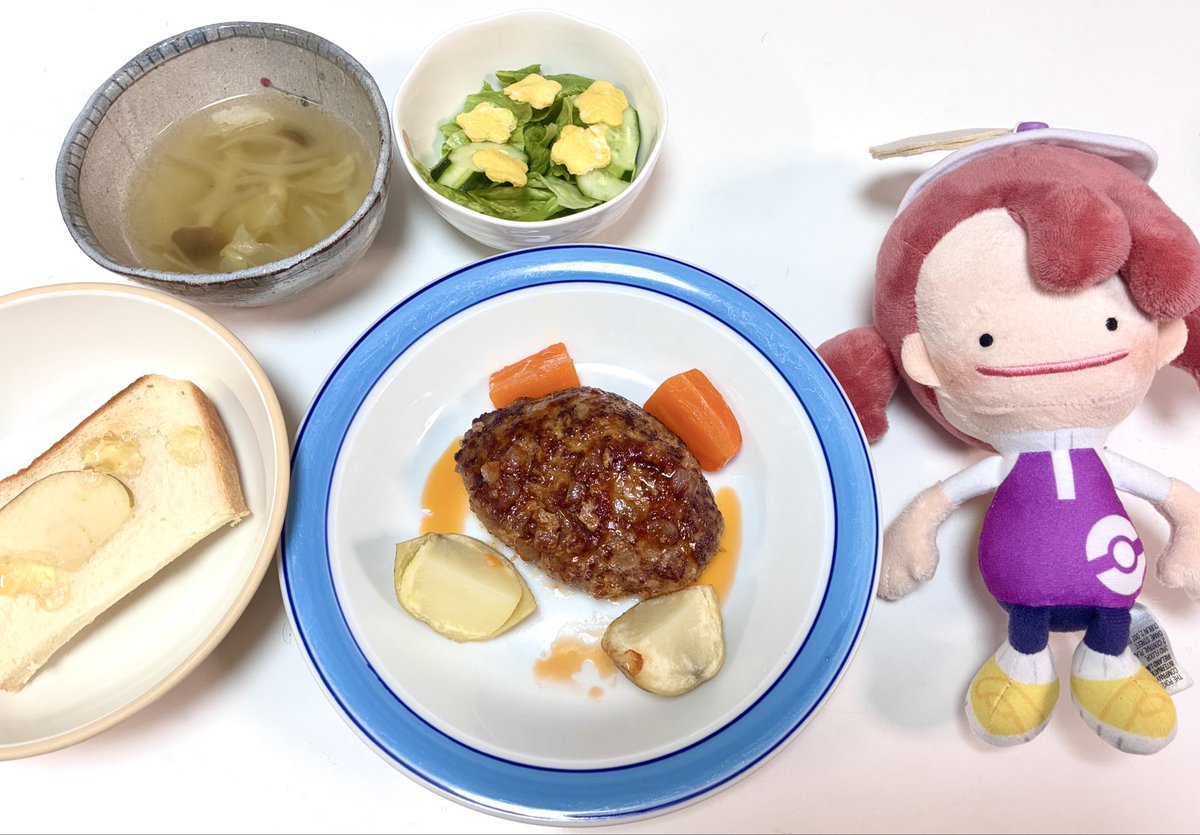 AmadaConnie's tweet photo. 【ぽこあポケモン再現ごはん作ったよ🍎】
・じゃがいもハンバーグ（いわくだきパワーアップ）
・プレーンサラダ（このはパワーアップ）
・プレーンスープ（みずでっぽうパワーアップ）
・ヒメリパン（いあいぎりパワーアップ）

家族みんなでパワーアップしたもん！

#ぽこあポケモン https://t.co/pN24NETuL4